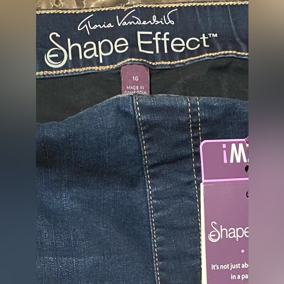 Plus Size Gloria Vanderbilt Shape Effect Capri Pants - Picture 8 of 8